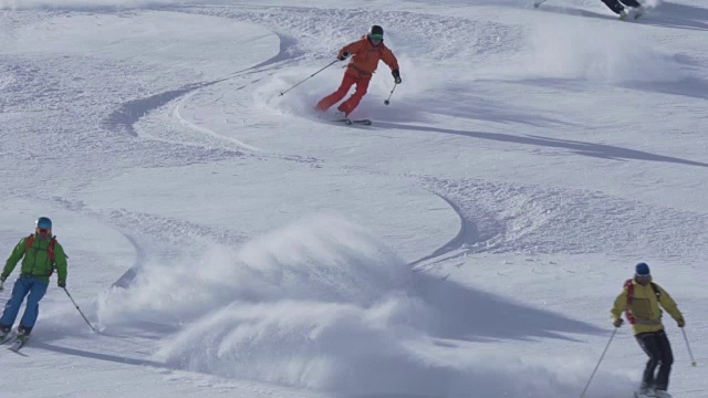 从山上滑下厚厚的雪粉视频素材