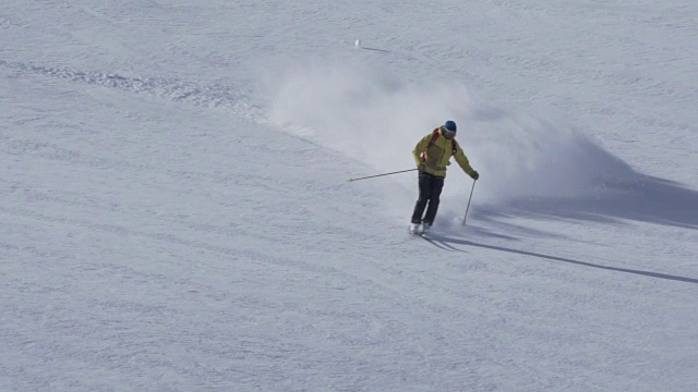 滑雪者在深粉中下山视频素材