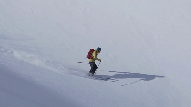 从山上滑下厚厚的雪粉视频素材