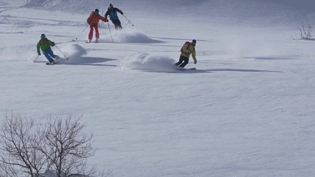 从山上滑下厚厚的雪粉视频素材