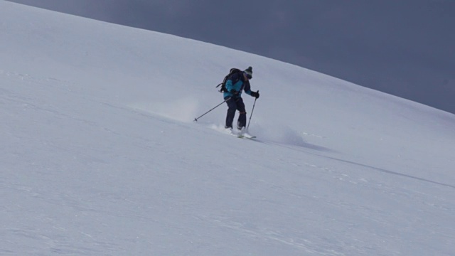 从山上滑下厚厚的雪粉视频素材