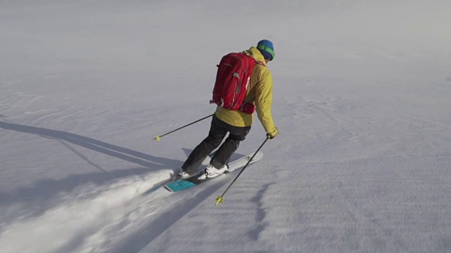 滑雪者在深粉中下山视频素材