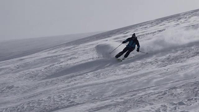 从山上滑下雪粉视频素材