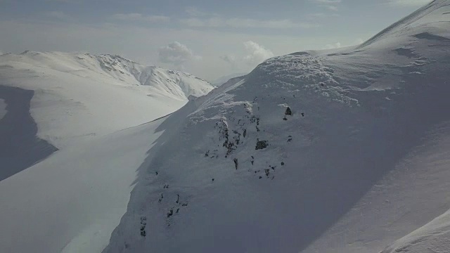 冰雪覆盖的冬季山地景观视频素材