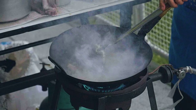 准备食物的人的中间部分视频素材