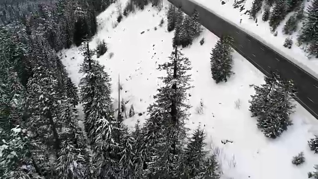 汽车在冬季大雪中在高速公路上行驶视频素材