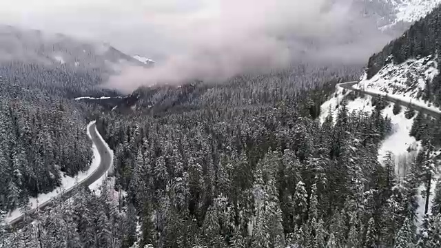 山林公路环线雪对称天线视频素材