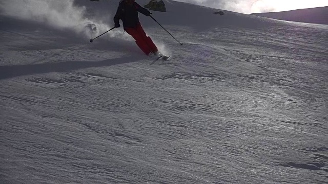 乡间滑雪者下山，积着厚厚的粉雪视频素材