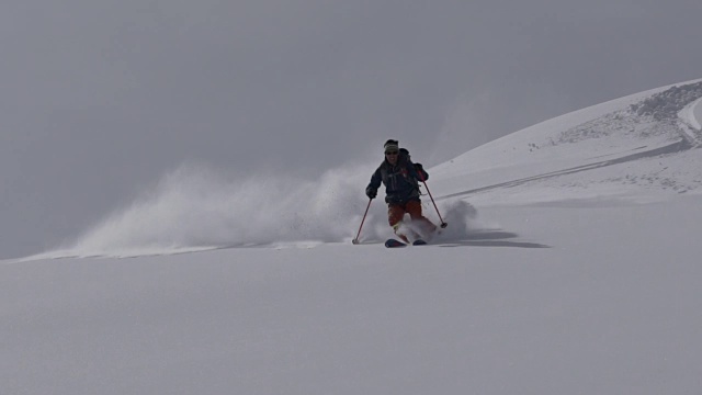 乡间滑雪者下山，积着厚厚的粉雪视频素材