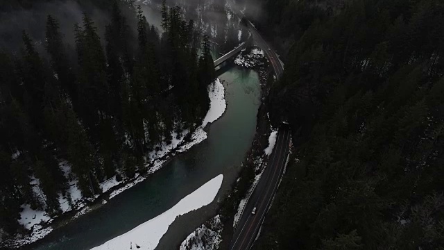 山谷公路隧道运输架空视频素材