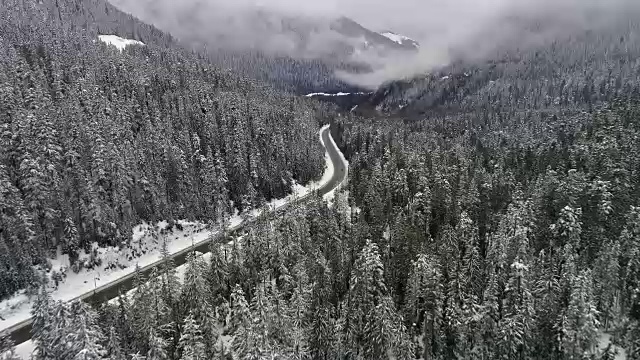 太平洋西北冬季森林公路高山空中视频素材