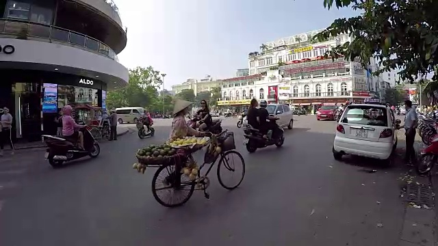 交通旋转圈街景在繁忙的河内越南亚洲视频素材