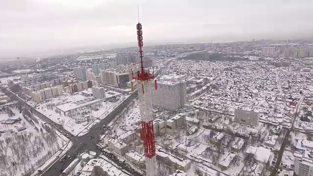 电信塔顶发射机鸟瞰图及带公园的城市景观视频素材