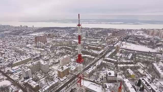 冬天河边一座大城市电视塔的鸟瞰图视频素材