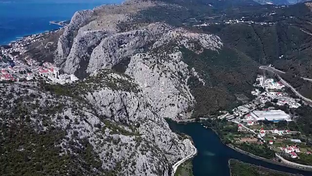 塞蒂纳河峡谷和欧米斯度假胜地的延时鸟瞰图，达尔马提亚海岸，克罗地亚视频素材