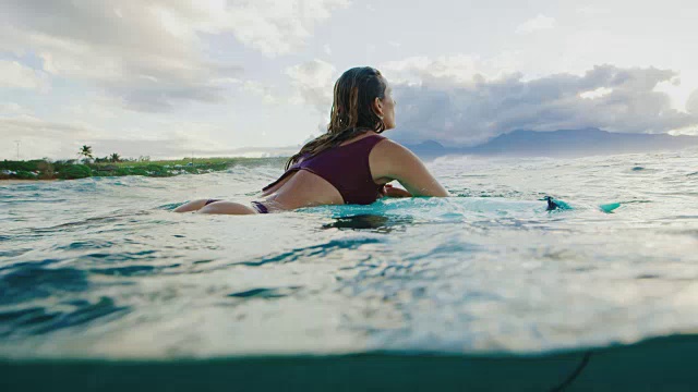 年轻女子冲浪视频素材