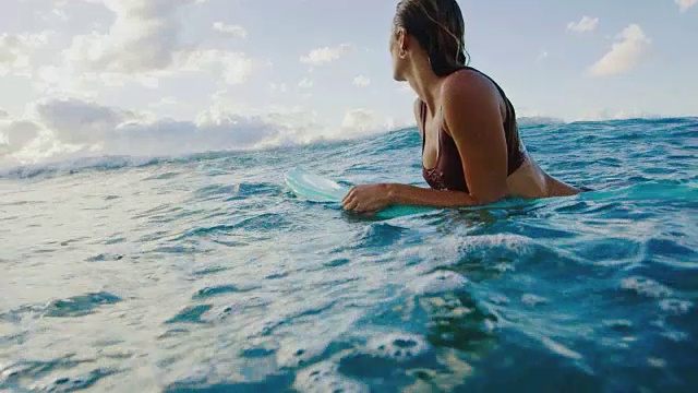 年轻女子冲浪视频素材