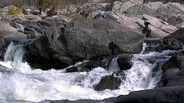 潘穿过河流的急流和岩石视频素材