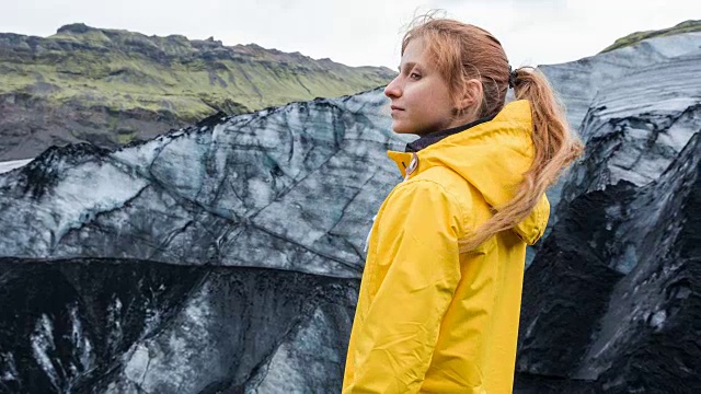 欣赏被火山灰覆盖的冰川的女人视频素材