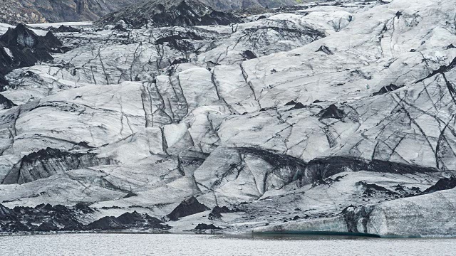 欣赏被火山灰覆盖的冰川视频素材