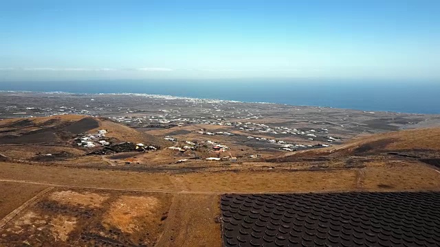 西班牙，加那利群岛，兰萨罗特岛，葡萄酒谷的航拍全景图视频素材