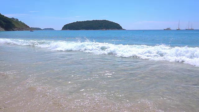 海滩，沙滩，大海和美丽的天空，蓝色和云视频素材