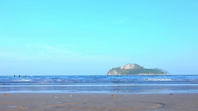 海滩，沙滩，大海和美丽的天空，蓝色和云视频素材