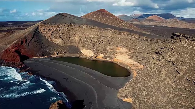 El Golfo火山湖鸟瞰图，兰萨罗特，加那利群岛，西班牙视频素材