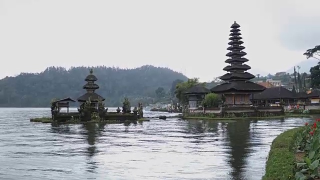 印尼巴厘岛湖边的寺庙视频下载