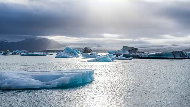 Jokulsarlon冰川湖的美丽冰山景色视频素材