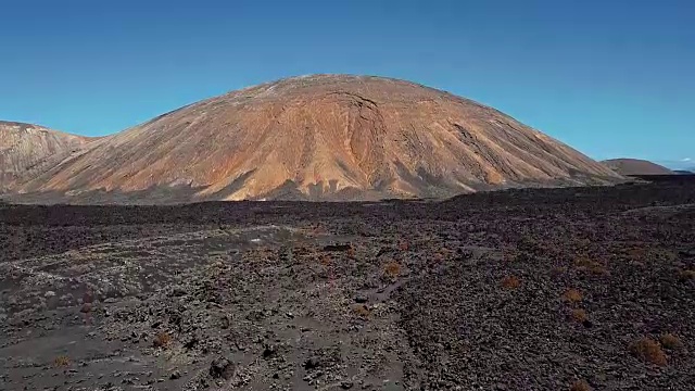 塔曼法亚国家公园附近的火山山谷的航空全景图，兰萨罗特，加那利群岛，西班牙视频素材