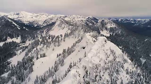 空中Flyback的积雪覆盖纹理山脉视频素材