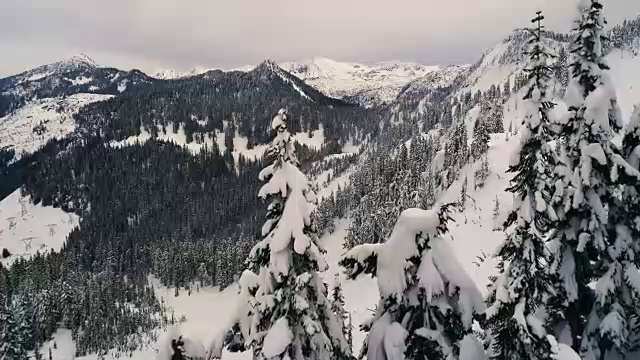 空中显示的Backcountry滑雪和滑雪板山视频素材