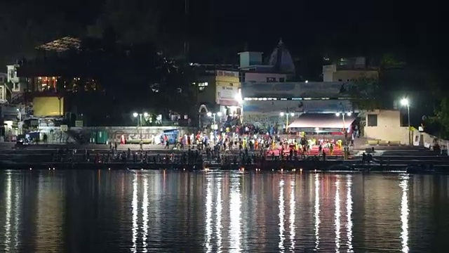 瑞诗凯诗的恒河夜景。视频素材