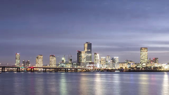 在汉城的白天和夜晚，你可以看到Yeouido地区的城市建筑视频素材