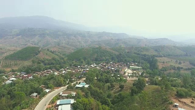 鸟瞰图公路上的山口。视频素材