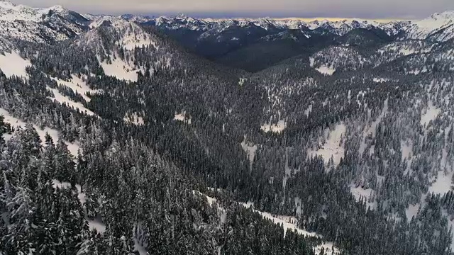 空中速度坡道雪山山峰视频素材