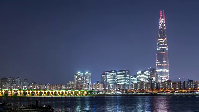 乐天世界大厦(韩国最高建筑)的夜景，在Jamsil地区和汉城汉河视频素材