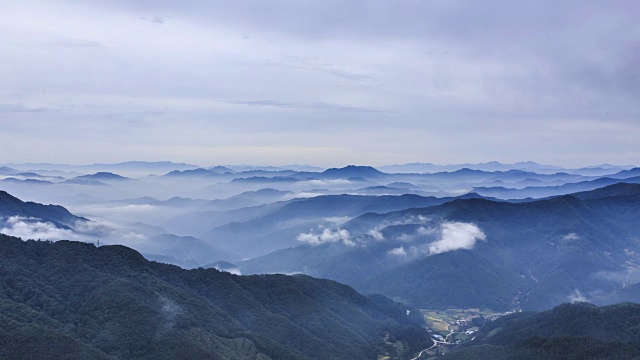 江原道春川西洋江流域的云海景色视频素材