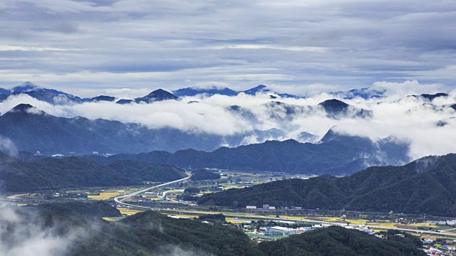 江原道平昌郡的云海山脉和小村庄视频素材