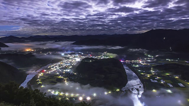 江原道平昌郡的山脉和小村庄上空的云海夜景视频素材