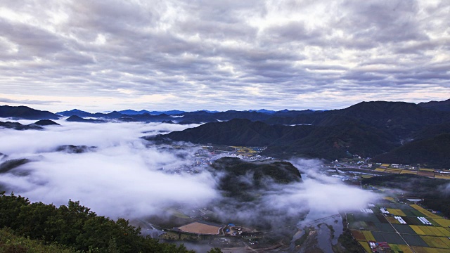 江原道平昌郡的山脉和小村庄上空的云海视频素材