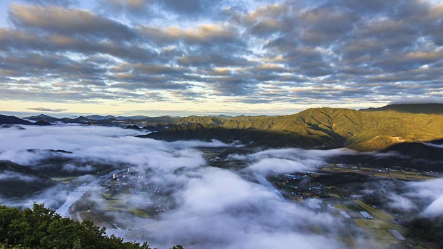 江原道平昌郡的山脉和小村庄上空的云海视频素材