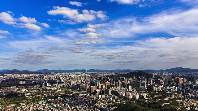 市区和北首尔塔(著名的旅游景点)地区在首尔白天视频素材