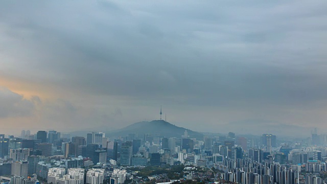 市区和北首尔塔(著名的旅游景点)地区在首尔白天视频素材