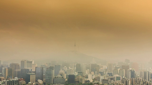 市区和北首尔塔(著名的旅游景点)地区在首尔白天视频素材