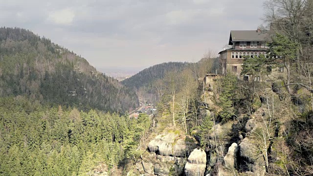 砂岩岩石与旅游餐厅，岩石山丘森林。美丽的山谷景色。视频素材