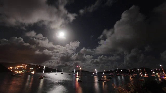 夜晚停泊在港口的船只视频素材