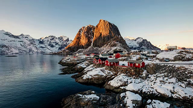 海岸线上有雪山的渔村景观景点的时间流逝视频素材