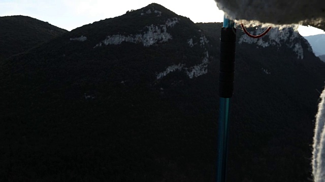 日出时分，女徒步旅行者在山谷上空放松视频素材